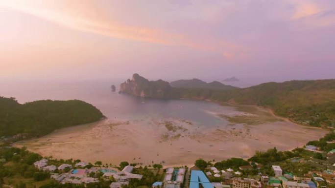 泰国甲米府披披岛全景。壮观的彩色日落在大海和岛屿上。热带和平静的印度洋的惊人黄昏。空中4k视图