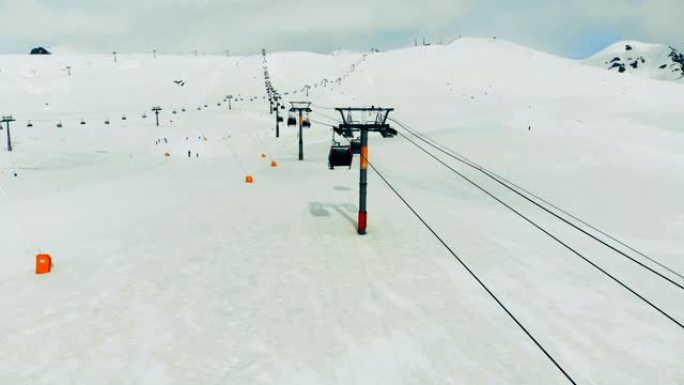电缆舱在雪地里沿着电车轨道移动