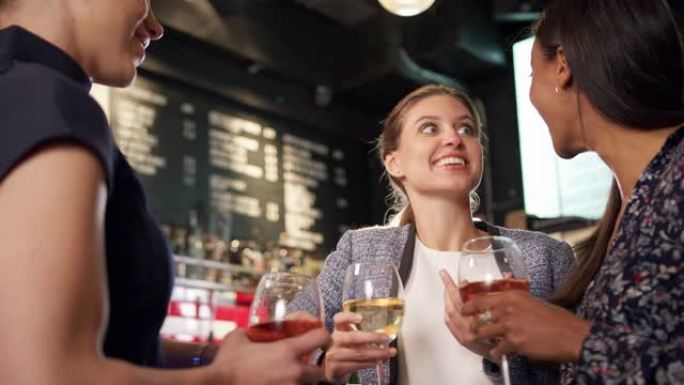 一群女性朋友下班后在酒吧聚会喝酒和社交