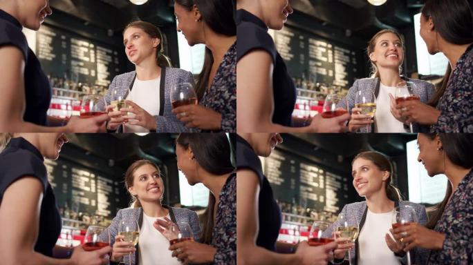 一群女性朋友下班后在酒吧聚会喝酒和社交