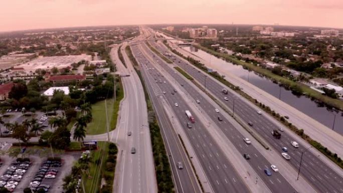 WS鸟瞰车沿着美国佛罗里达州迈阿密的高速公路行驶
