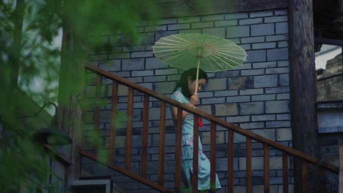 穿旗袍美女撑着油纸伞走在小巷里中国服饰