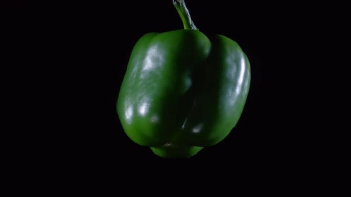黑色背景上漂浮的新鲜甜椒