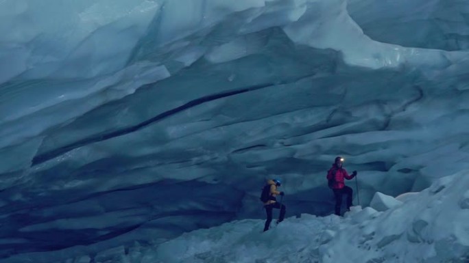 探索冰洞的夫妇