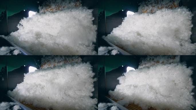 工厂机器在输送机上旋转聚酯纤维。