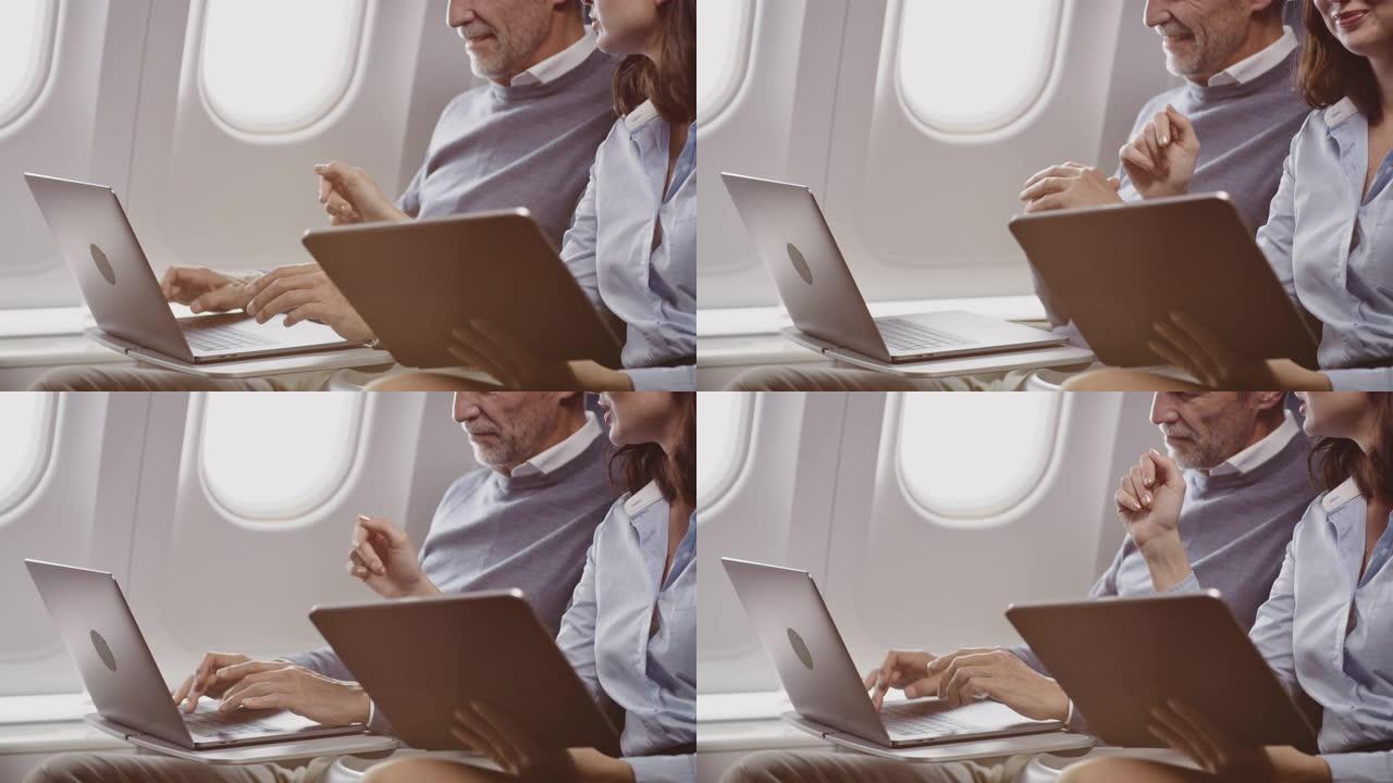 同事在公司飞机上讨论笔记本电脑
