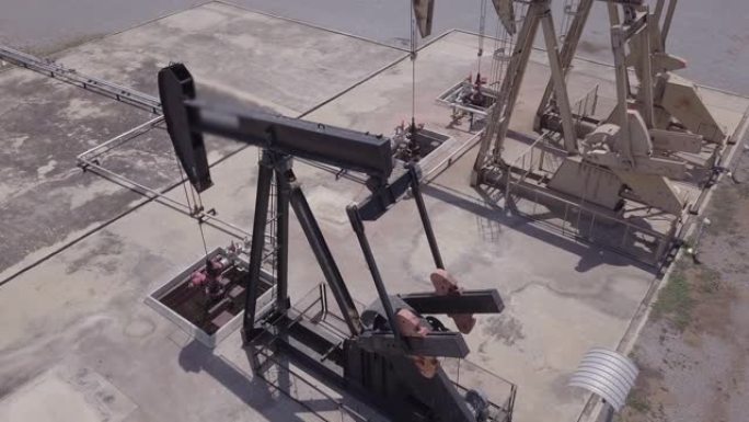 无人机飞行经过工作泵千斤顶工业油泵千斤顶在油田用钻机工作和泵送化石燃料能源的原油