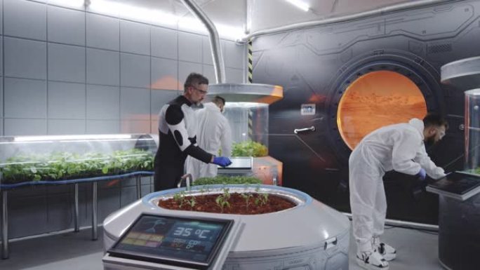 科学家在火星基地种植幼苗