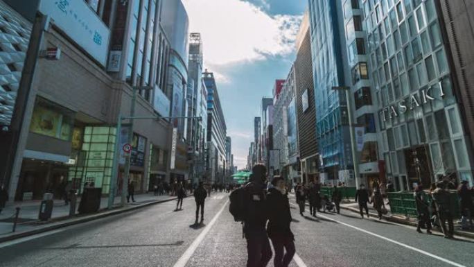 日本和外国游客的4k时间流逝下午在日本东京银座地区银座Wako和银座三越附近散步和购物，日本文化观念