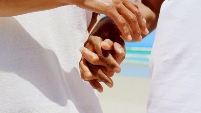 浪漫活跃的高级非洲裔美国夫妇在海滩上牵手4k