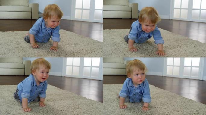 坚定的男婴在地毯上爬行