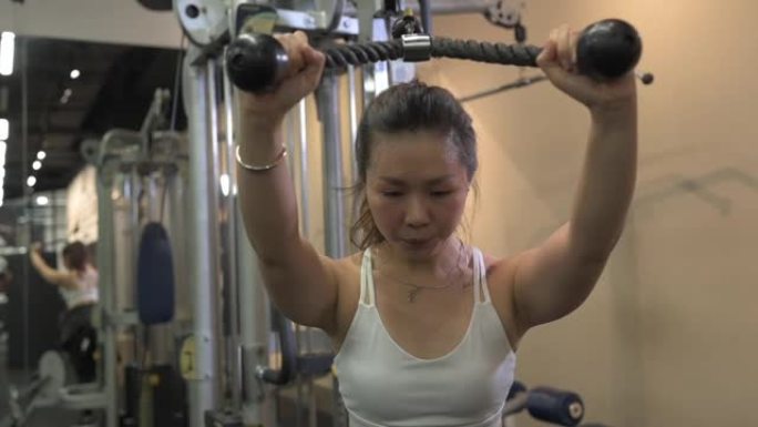 一名亚洲华裔女性在健身房锻炼