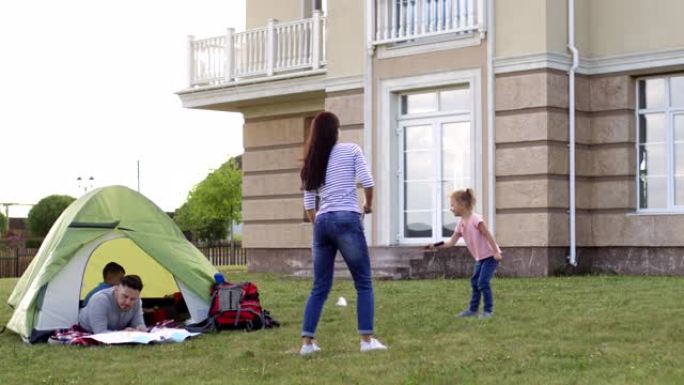 高加索家庭在后院露营和打羽毛球