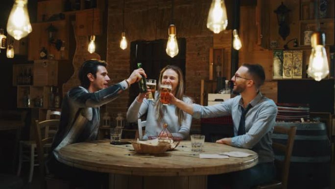 快乐的年轻朋友在酒吧里一起喝啤酒和碰杯玩得开心的慢动作