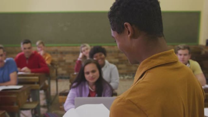 非裔美国高中生对一群青少年讲话