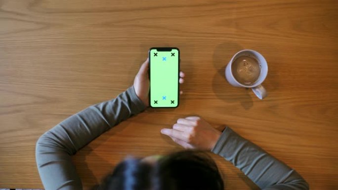 女人使用智能手机显示绿屏，色键