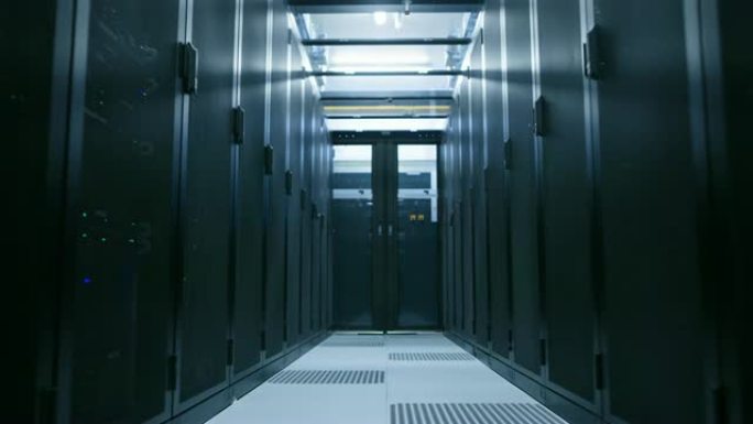 数据中心，两行之间有完全可操作的服务器机架。电信、云计算、人工智能、数据库、超级计算机技术的概念。低