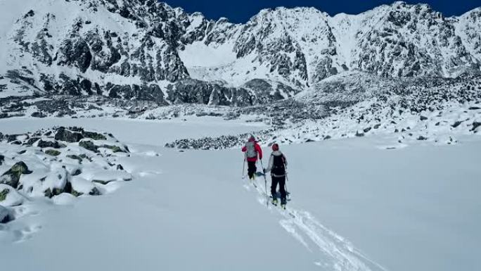 一对在山路上。冬季仙境滑雪旅游。鸟瞰图