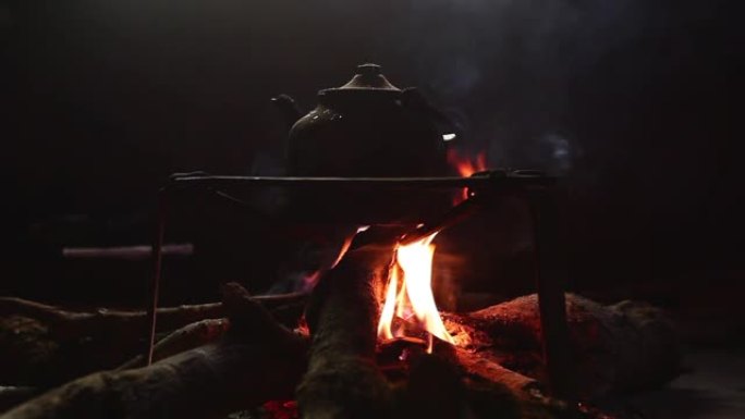 中国云南家庭厨房的传统茶壶着火
