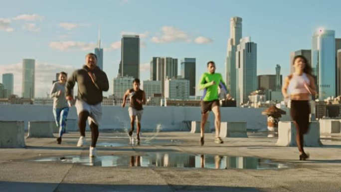 在洛杉矶市中心的屋顶上奔跑的年轻多样化跑步者
