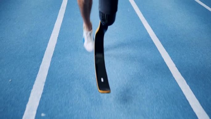 腿部假肢在训练场上奔跑的人，特写。