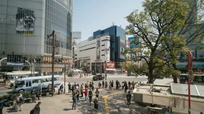 穿越日本涩谷十字路口的人群
