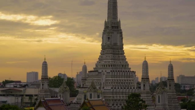 倾斜和近距离:Wat Arun Temple (Temple of Dawn)在日落时间，曼谷，泰国