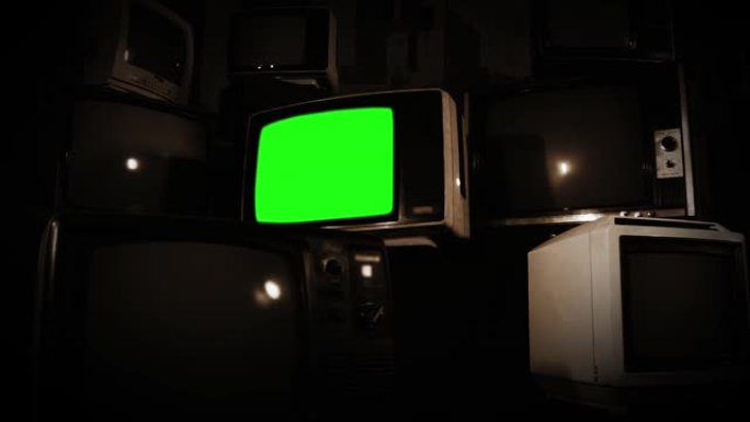 旧电视绿屏，有许多电视。棕褐色色调。放大。