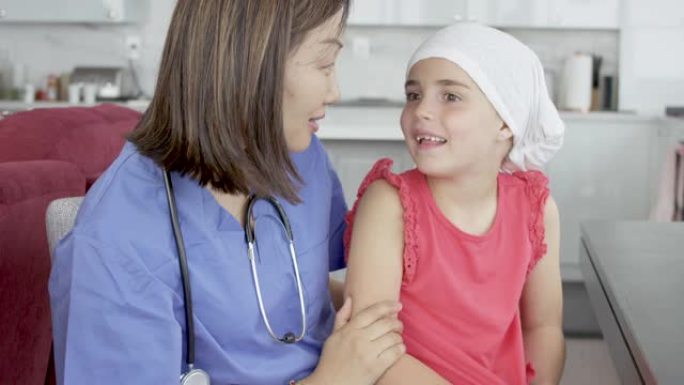 女医师咨询患有癌症的儿童