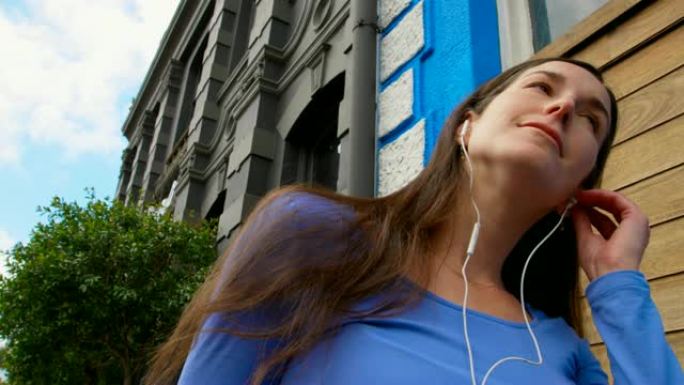 快乐美丽的年轻女子在手机上听音乐4k