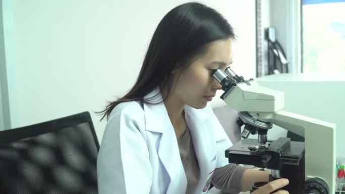 科学家女性工作实验试验室显微镜