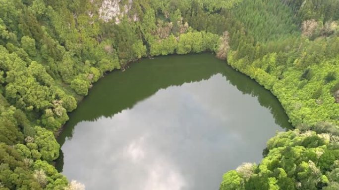 葡萄牙亚速尔群岛圣米格尔岛Lagoa do Congro火山口中的湖。空中射击。4K, UHD