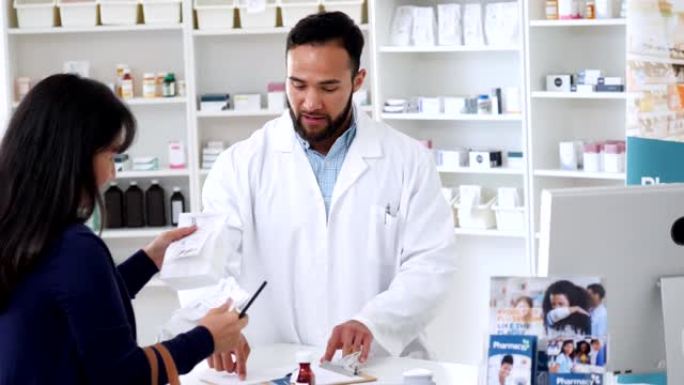 西班牙裔男性药剂师与女性顾客一起审查药物治疗