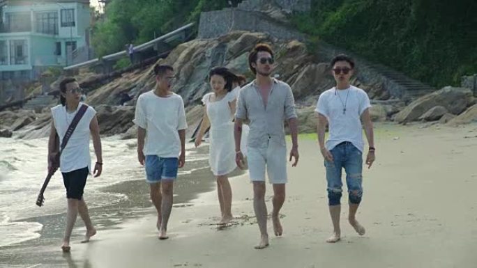 年轻的亚洲成年人在海滩上散步