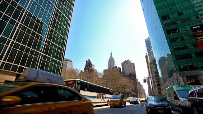 纽约大道。帝国大厦。现代金融大厦。晴。黄色出租车。街头风格