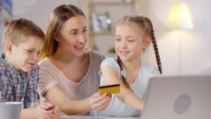 母亲和孩子用电脑在线购物