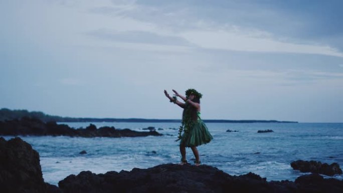 女人在海边表演传统的夏威夷草裙舞