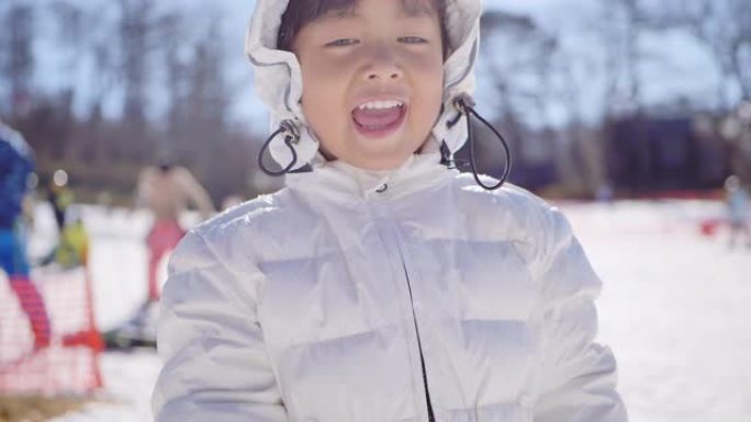 快乐的小男孩扔雪。