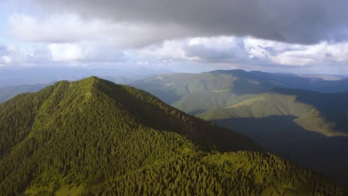 山上有绿色森林的飞行。过度下垂