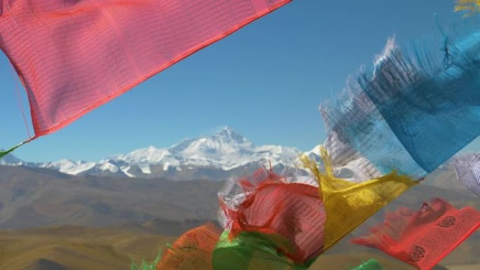 近距离观察:在风中飘扬的祈祷旗后面的珠穆朗玛峰。