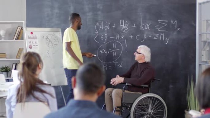 黑人学生在黑板上解释方程式