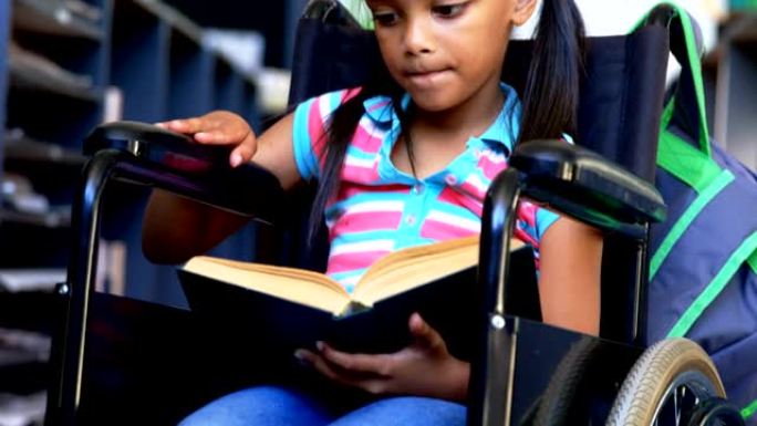 残疾非裔美国女学生在4k学校图书馆看书的前视图