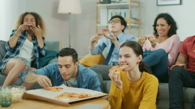 在家里，不同的小组朋友一起看电视，他们分享巨大的比萨饼，吃美味的馅饼。男孩和女孩一起看喜剧情景喜剧或