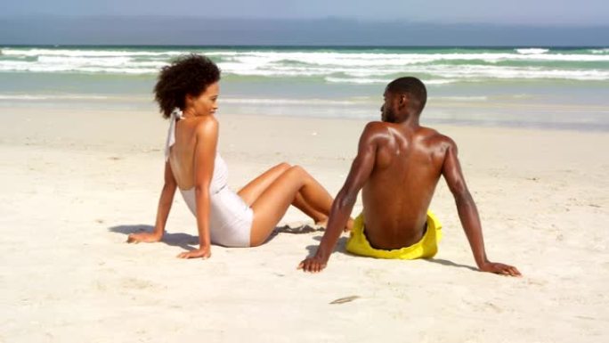 在阳光明媚的日子里，一对夫妇坐在海滩上4k