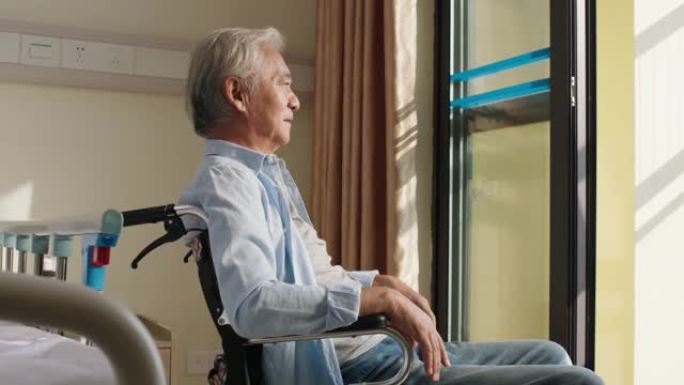资深亚裔男子坐轮椅靠窗