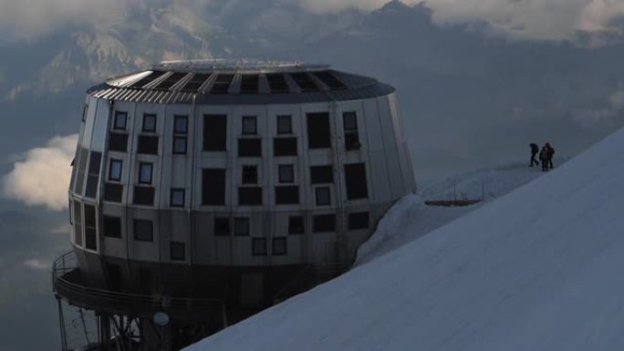 在山顶上建造山顶上建筑物雪山