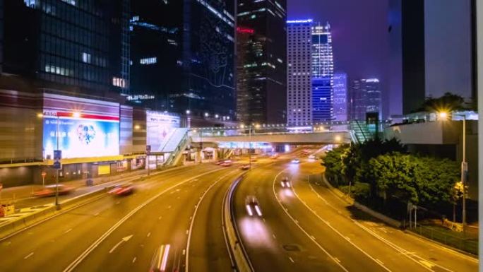 4k时间流逝: 夜间香港市区高速公路交通的时间流逝。4k交通。城市和建筑