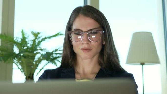 在办公桌前工作的漂亮女人商务同事在电脑键盘上打字