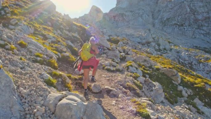 WS女徒步旅行者在朱利安阿尔卑斯山通过方向标