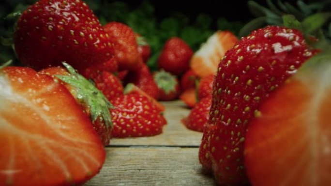 在慢动作的木凳上拍摄strowberries的超级宏观幻灯片。